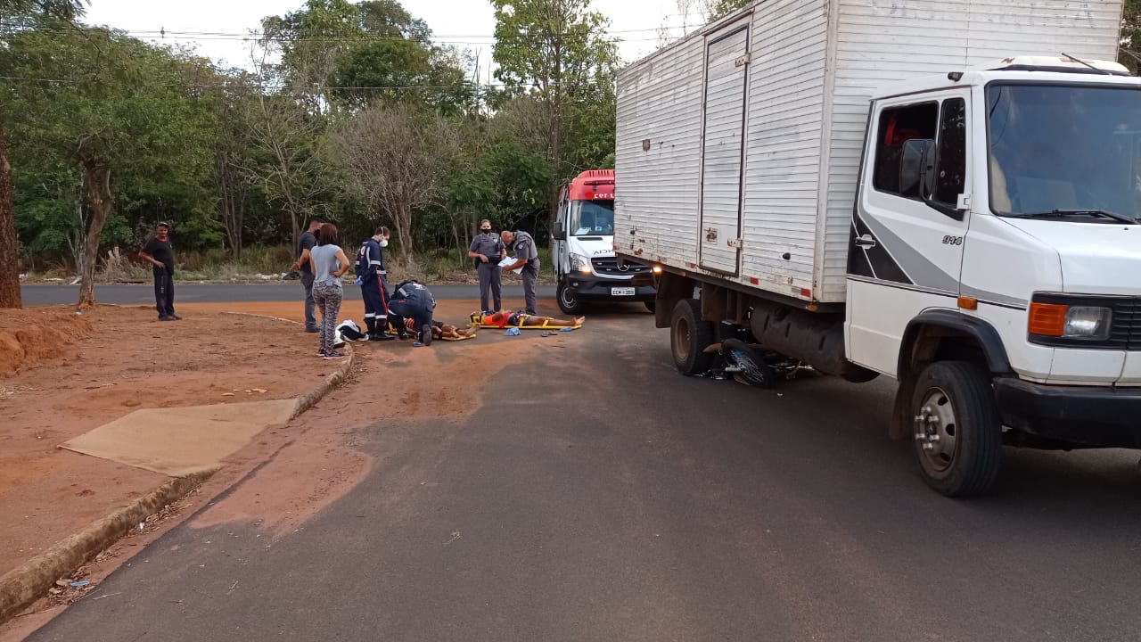 Foto 2 de 3 — Adolescentes ficam feridos após acidente entre caminhão e motocicleta